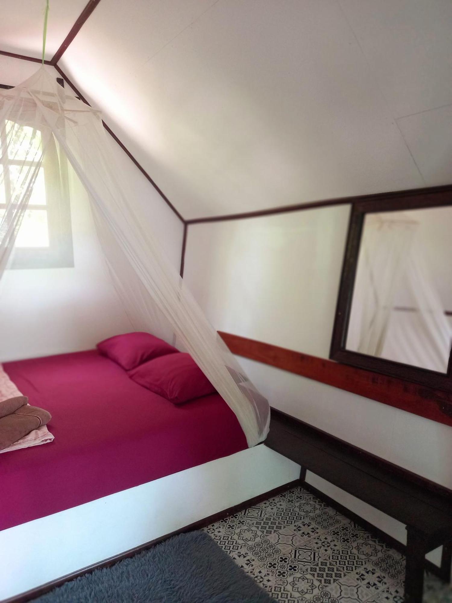 Sabai Sabai Beach Bungalows Koh Phayam Rum bild