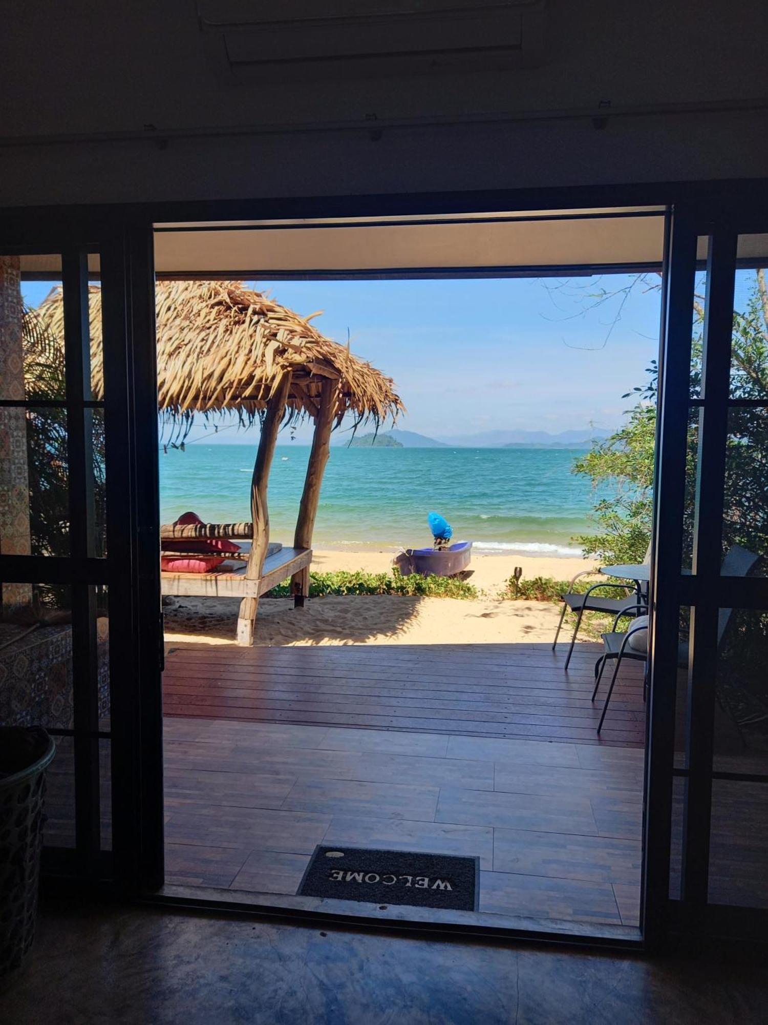 Sabai Sabai Beach Bungalows Koh Phayam Rum bild