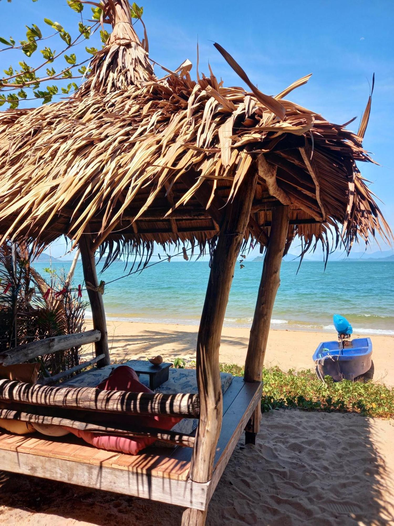 Sabai Sabai Beach Bungalows Koh Phayam Rum bild