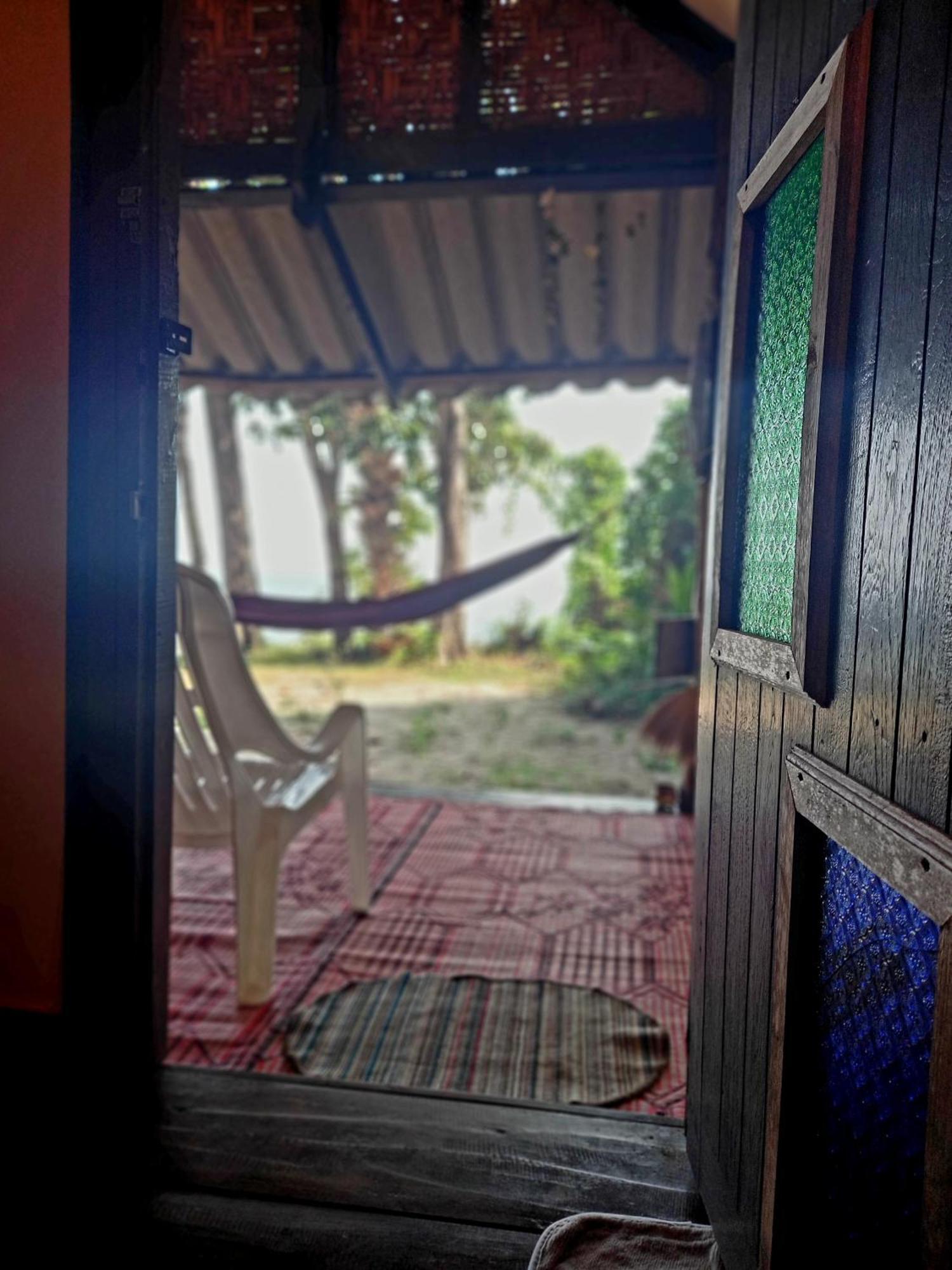 Sabai Sabai Beach Bungalows Koh Phayam Rum bild