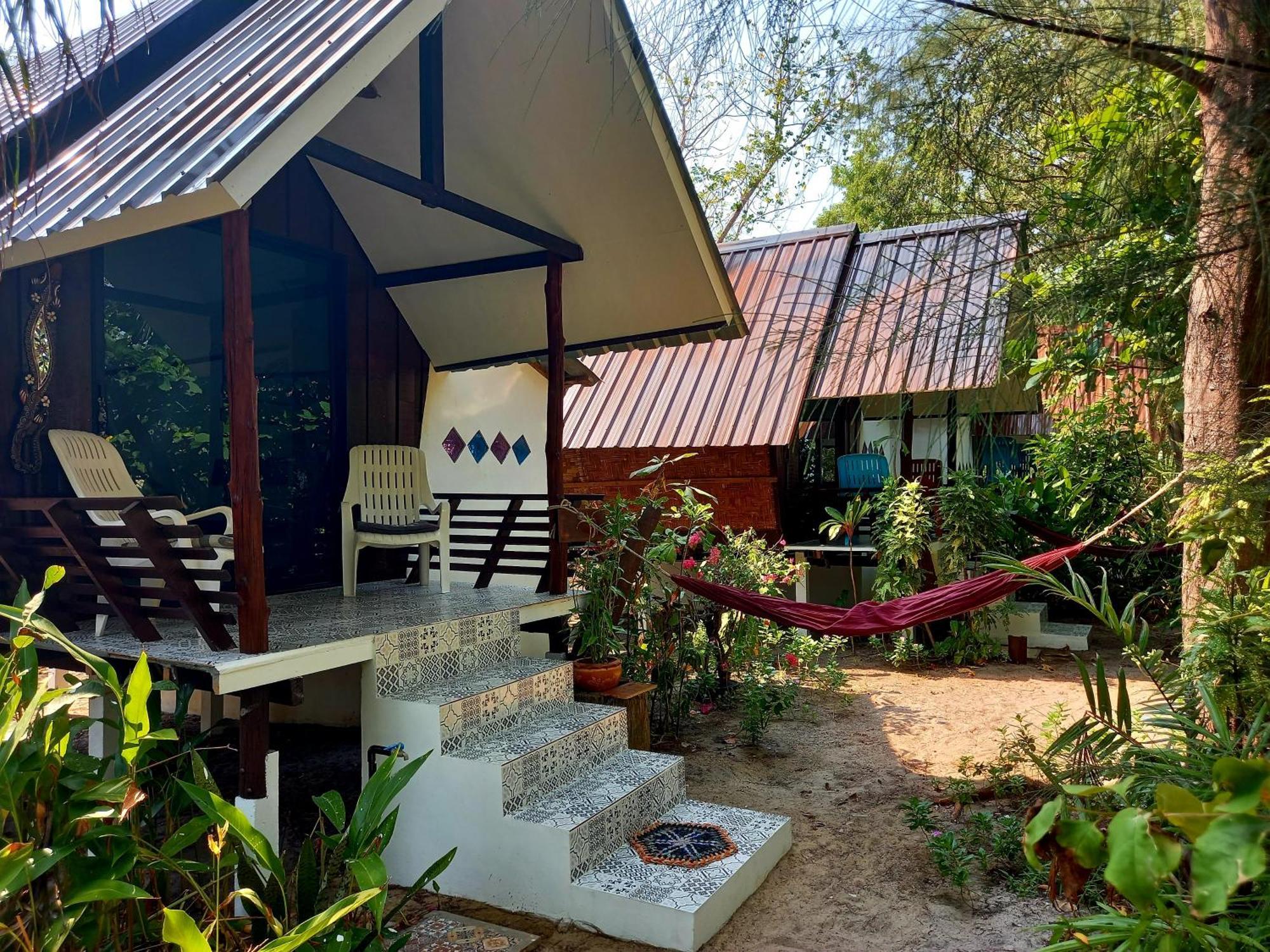 Sabai Sabai Beach Bungalows Koh Phayam Rum bild