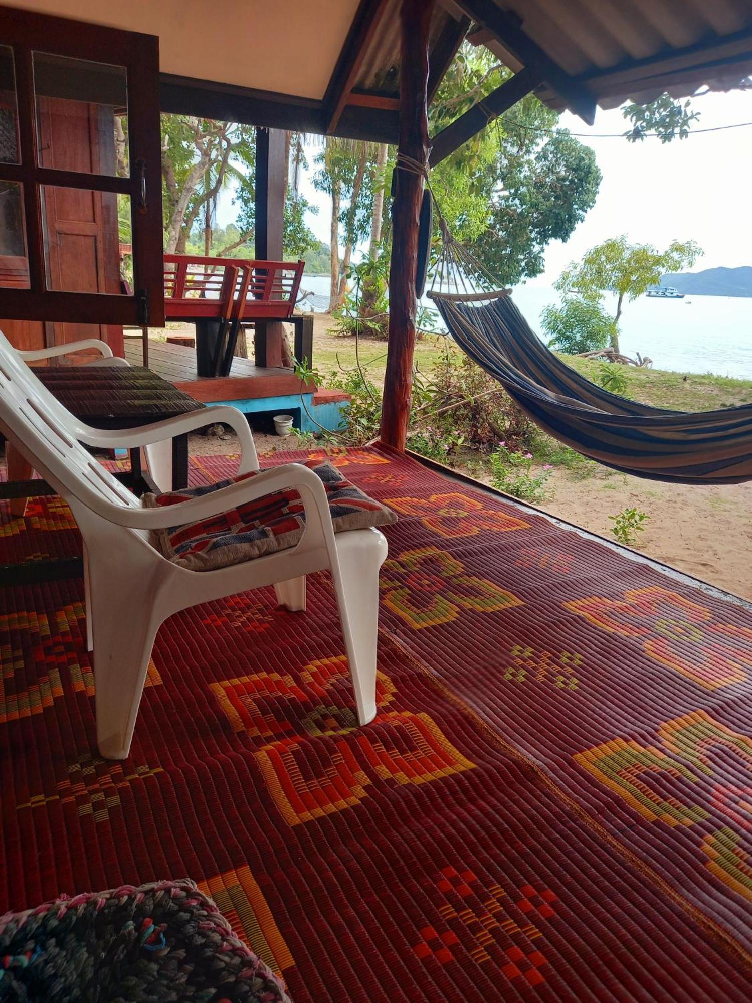 Sabai Sabai Beach Bungalows Koh Phayam Rum bild